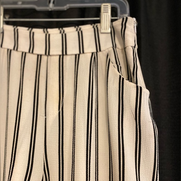 Boohoo capri pants White with black stripes. Size unknown, fits like US2 or US4 - Picture 4 of 4